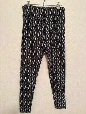 NWOT LuLaRoe Black & White Guitar Print Leggings Size Tall & Curvy
